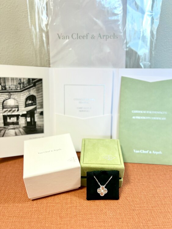 ヴァンクリ ホリデー限定 ヴィンテージアルハンブラネックレス ギョシェWG（金・貴金属）の商品画像 - 査定依頼日：2025年4月8日 - 最高査定価格：600,000円