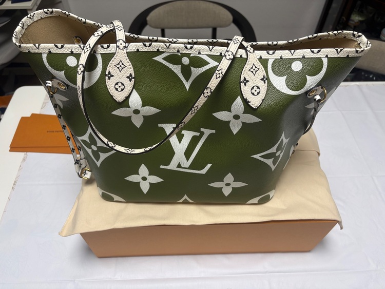 ルイヴィトン トートバッグ ネヴァーフル MM ジャイアント モノグラム カーキ（ブランドバッグ）の商品画像 - 査定依頼日：2025年9月26日 - 最高査定価格：220,000円
