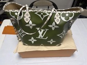 ルイヴィトン トートバッグ ネヴァーフル MM ジャイアント モノグラム カーキ（ブランドバッグ）の商品画像 - 査定依頼日：2025年9月26日 - 最高査定価格：220,000円