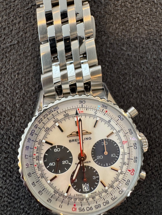 ブライトリング ナビタイマー ブB01 41 クロノグラフ ジャパンエディション （高級時計）の商品画像 - 査定依頼日：2025年9月5日 - 最高査定価格：820,000円
