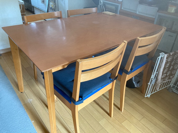 ダイニングテーブル　（家具・寝具）の商品画像 - 査定依頼日：2025年11月10日 - 最高査定価格：5,000円