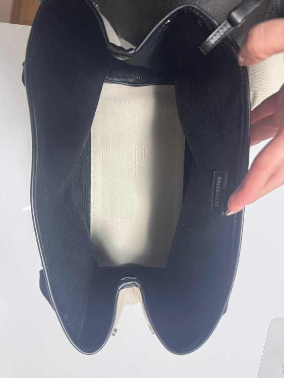 BALENCIAGA 339933AQ38N/1081（ブランドバッグ）の商品画像 - 査定依頼日：2025年2月1日 - 最高査定価格：18,000円