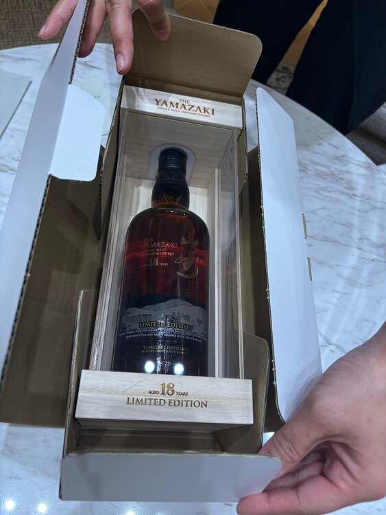 山崎18年　空港限定　意匠ボトル（お酒）の商品画像 - 査定依頼日：2025年5月23日 - 最高査定価格：182,000円