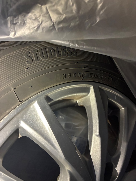 スタットレスタイヤ　ホイール付き（カー用品）の商品画像 - 査定依頼日：2025年10月1日 - 最高査定価格：8,000円