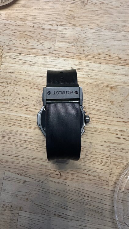 ウブロ ビックバン HUBLOT アエロバン オールブラックダイヤ 311 CI 1110 RX 1100（高級時計）の商品画像 - 査定依頼日：2025年4月25日 - 最高査定価格：1,100,000円