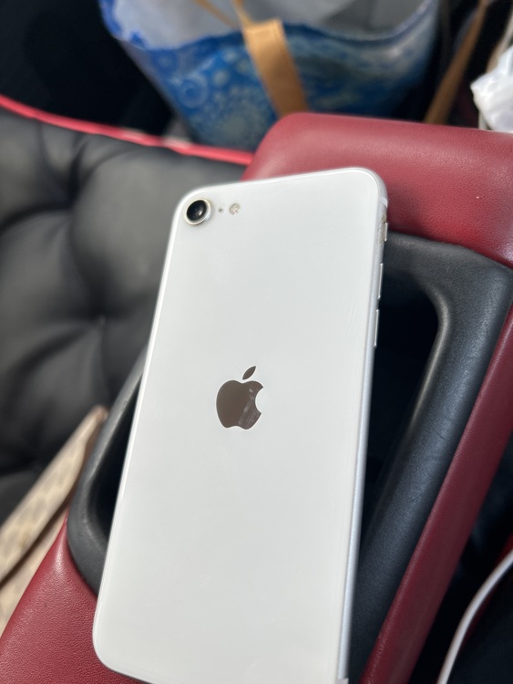 iPhone SE (第 3 世代) 64GB au（スマホ）の商品画像 - 査定依頼日：2026年4月17日 - 最高査定価格：20,000円