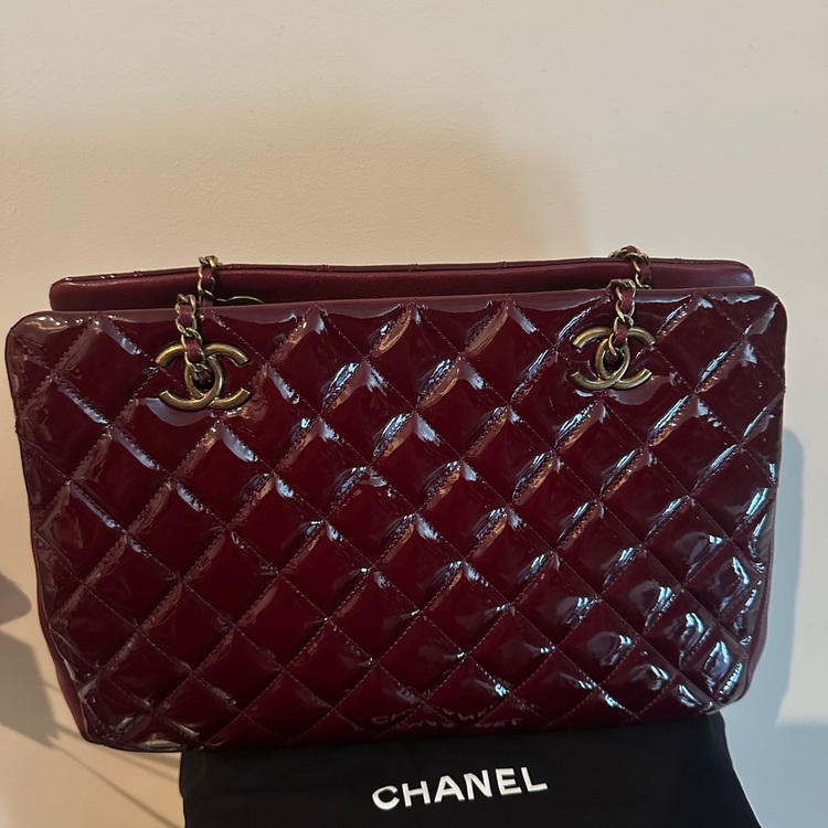 パテントレザーチェーンショルダーバッグ（ブランドバッグ）の商品画像 - 査定依頼日：2025年11月4日 - 最高査定価格：300,000円