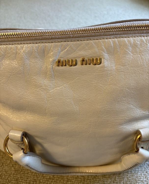 miu miu ショルダーバッグ　アイボリー（ブランドバッグ）の商品画像 - 査定依頼日：2026年10月2日 - 最高査定価格：85,000円