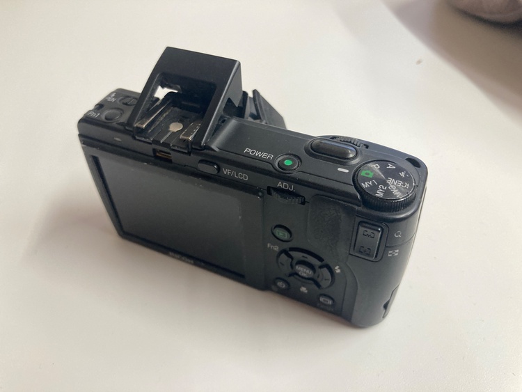 RICOH GX200（カメラ）の商品画像 - 査定依頼日：2026年2月7日 - 最高査定価格：5,000円