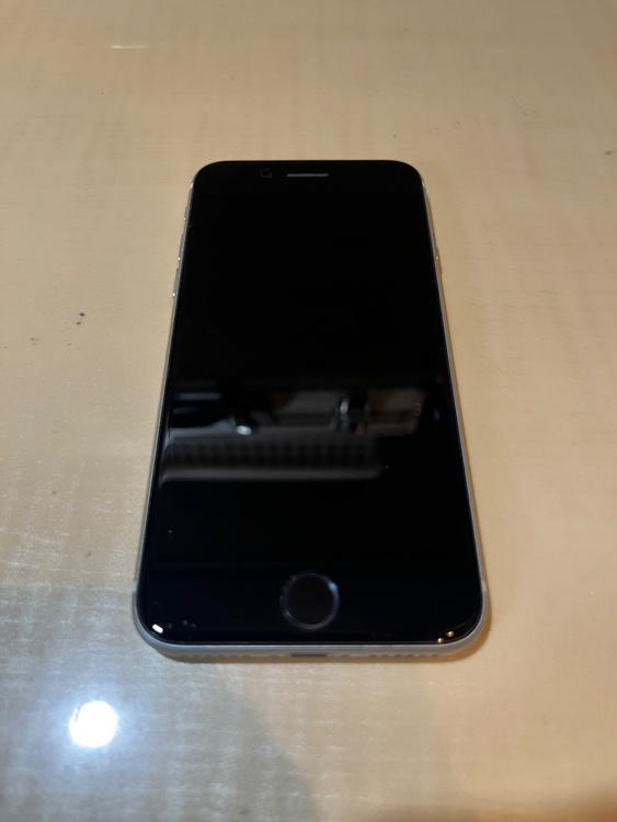iPhone SE2 64GB ホワイト（スマホ）の商品画像 - 査定依頼日：2026年8月20日 - 最高査定価格：8,000円