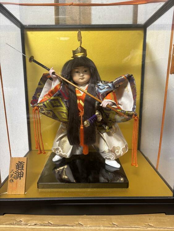 五月人形一式（三段飾り、兜、ケース入り5個）（美術品・骨董品）の商品画像 - 査定依頼日：2026年8月18日 - 最高査定価格：3,000円