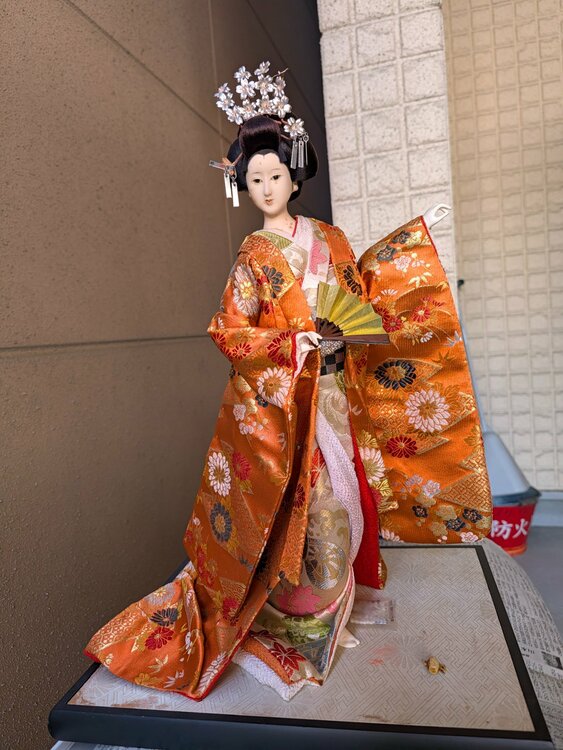 日本人形と香炉（美術品・骨董品）の商品画像 - 査定依頼日：2026年10月3日 - 最高査定価格：100,000円