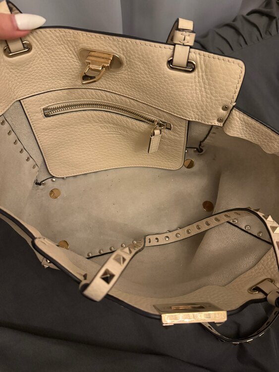 ヴァレンティノ　ロックスタッズ（ブランドバッグ）の商品画像 - 査定依頼日：2025年4月14日 - 最高査定価格：40,000円