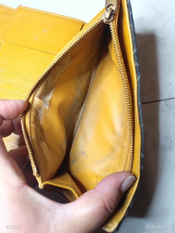 二つ折り財布（ブランド財布・小物）の商品画像 - 査定依頼日：2026年4月21日 - 最高査定価格：18,000円