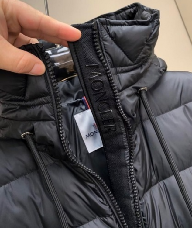 モンクレールのスイエン（SUYEN）ロングダウンジャケットです。﻿（古着・ファッション）の商品画像 - 査定依頼日：2026年1月8日 - 最高査定価格：65,000円