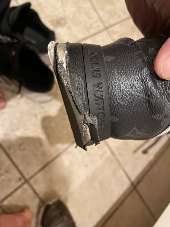 ルイヴィトンスニーカー（古着・ファッション）の商品画像 - 査定依頼日：2025年3月20日 - 最高査定価格：3,000円