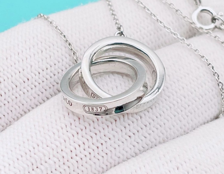 Tiffany インターロッキング ネックレス 4.5g（古着・ファッション）の商品画像 - 査定依頼日：2026年5月8日 - 最高査定価格：10,500円