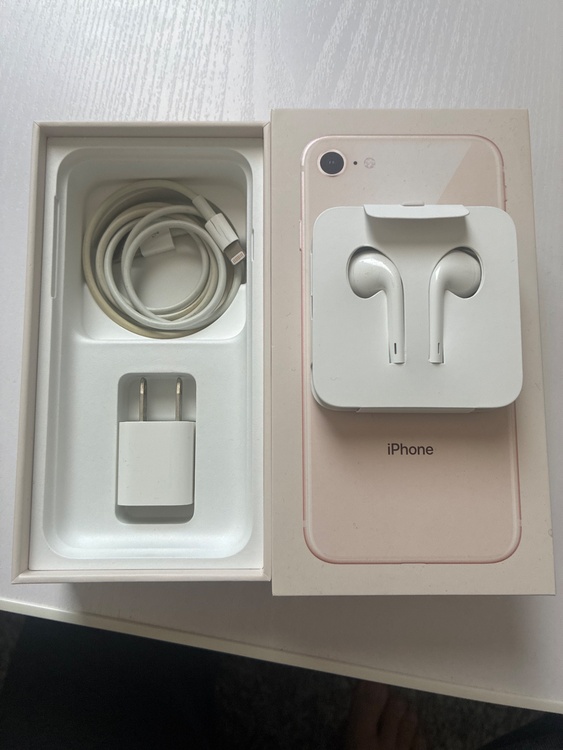 iPhone8 64GB docomo（スマホ）の商品画像 - 査定依頼日：2026年5月5日 - 最高査定価格：6,000円
