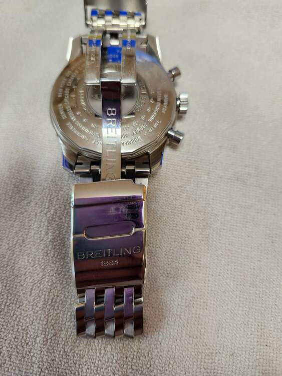 ブライトリング ナビタイマー A2432（高級時計）の商品画像 - 査定依頼日：2025年4月26日 - 最高査定価格：550,000円