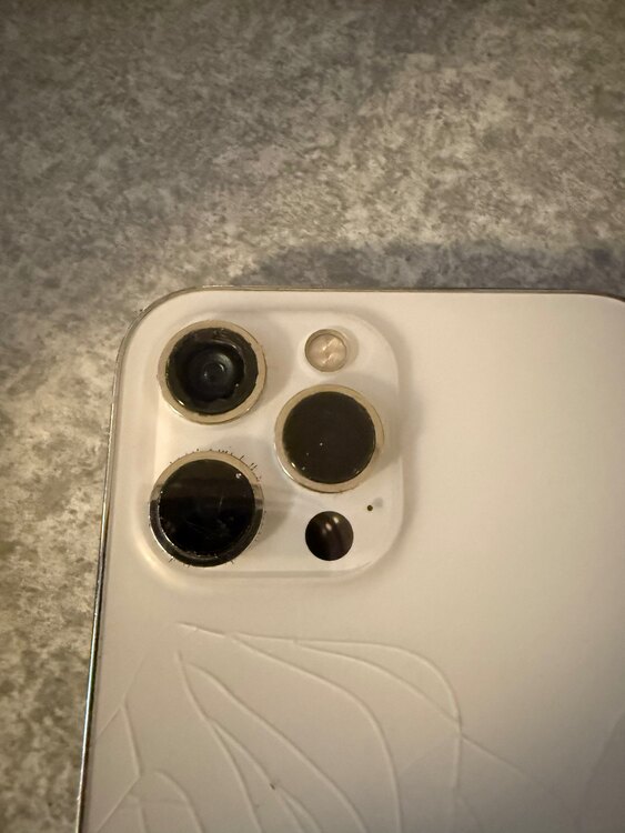 iPhone 12 Pro Max 256GB docomo（スマホ）の商品画像 - 査定依頼日：2025年4月9日 - 最高査定価格：20,000円