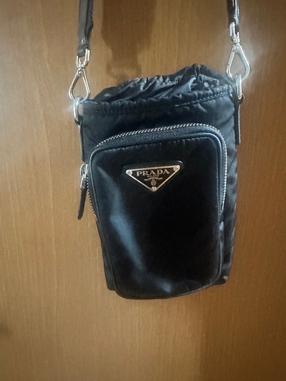 Re-Nylon スマートフォンケースショルダーバック（ブランドバッグ）の商品画像 - 査定依頼日：2025年7月16日 - 最高査定価格：100,000円