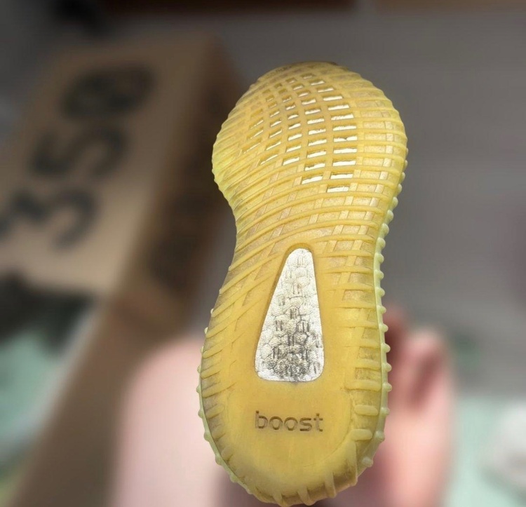 YEEZY BOOST 350 イーズリール V2（古着・ファッション）の商品画像 - 査定依頼日：2026年8月20日 - 最高査定価格：2,300円