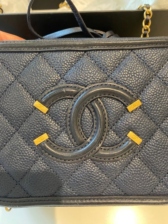 ミニバニティネイビー（ブランドバッグ）の商品画像 - 査定依頼日：2023年11月5日 - 最高査定価格：600,000円