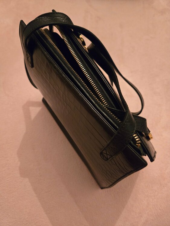 ガンチーニ　クロコ型押し黒（ブランドバッグ）の商品画像 - 査定依頼日：2026年4月7日 - 最高査定価格：10,000円