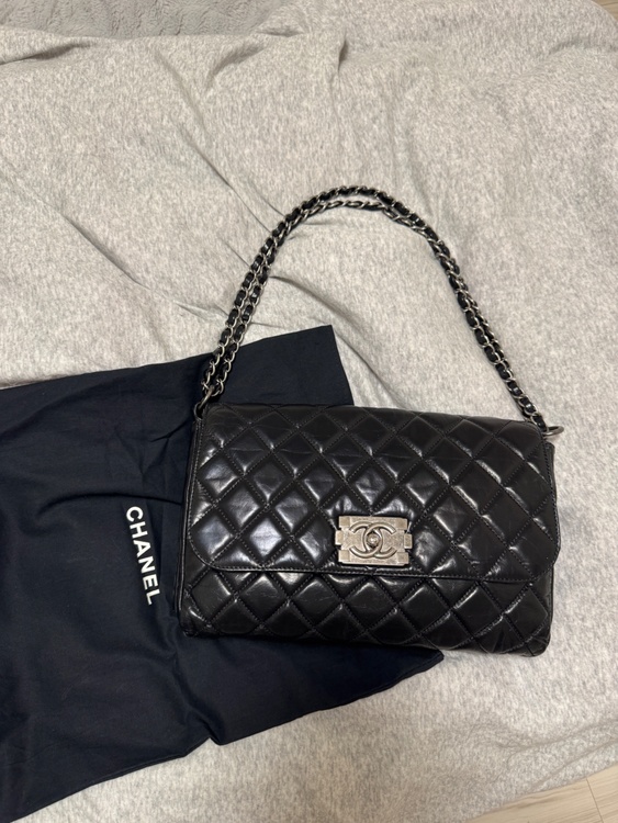 ボーイシャネル ブラック ラムスキン * ヴィンテージシルバー系金具 * 2011～12年頃（15番台） * W28 × H19 × D6cm * 保存袋あり（ブランドバッグ）の商品画像 - 査定依頼日：2026年10月9日 - 最高査定価格：250,000円