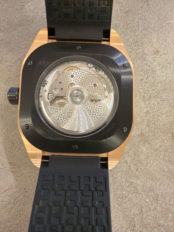 ピンクゴールド ブラックDLC仕上げチタンのバック サンレイサテン仕上げセラミッ（高級時計）の商品画像 - 査定依頼日：2025年12月4日 - 最高査定価格：100,000円