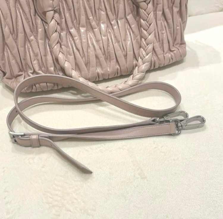 ミュウミュウ  （ブランドバッグ）の商品画像 - 査定依頼日：2025年7月8日 - 最高査定価格：30,000円