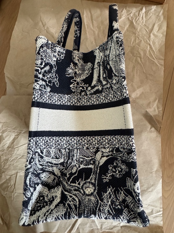Dior Book Toteバッグスモール.リバーストワルドゥジェイ　エンブロイダリー（ブランドバッグ）の商品画像 - 査定依頼日：2026年7月28日 - 最高査定価格：160,000円