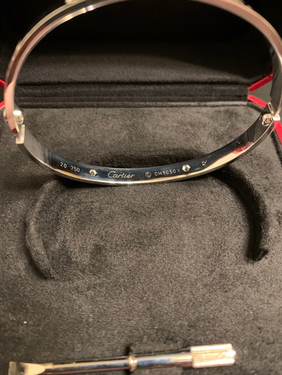 LOVE WHITE GOLD BRACELET 4 SAPPHIRES（金・貴金属）の商品画像 - 査定依頼日：2023年7月18日 - 最高査定価格：350,000円