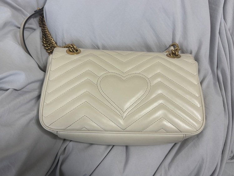 GUCCI GGマーモント キルティング スモール ショルダーバッグ ホワイト（ブランドバッグ）の商品画像 - 査定依頼日：2025年9月24日 - 最高査定価格：100,000円