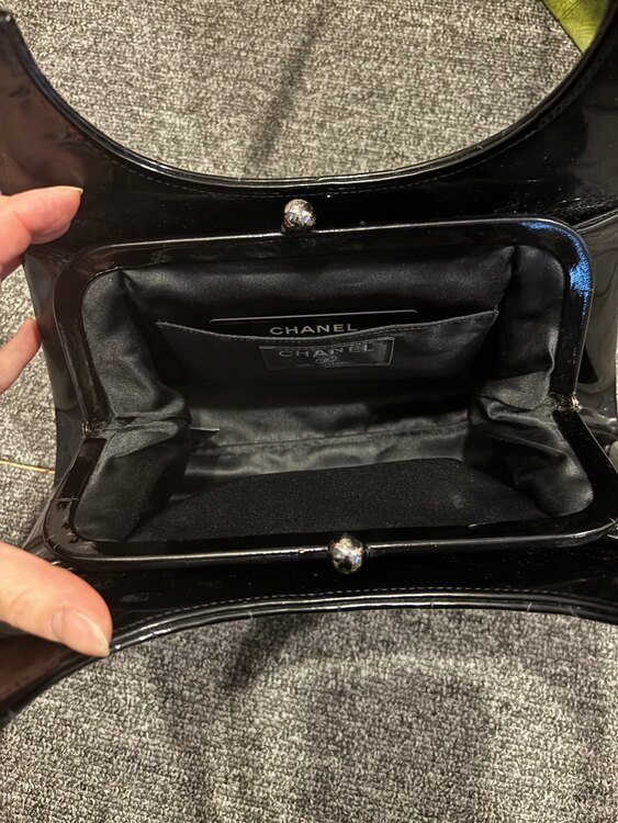 チョコバーパテントレザーショルダーバッグ（ブランドバッグ）の商品画像 - 査定依頼日：2025年5月8日 - 最高査定価格：80,000円