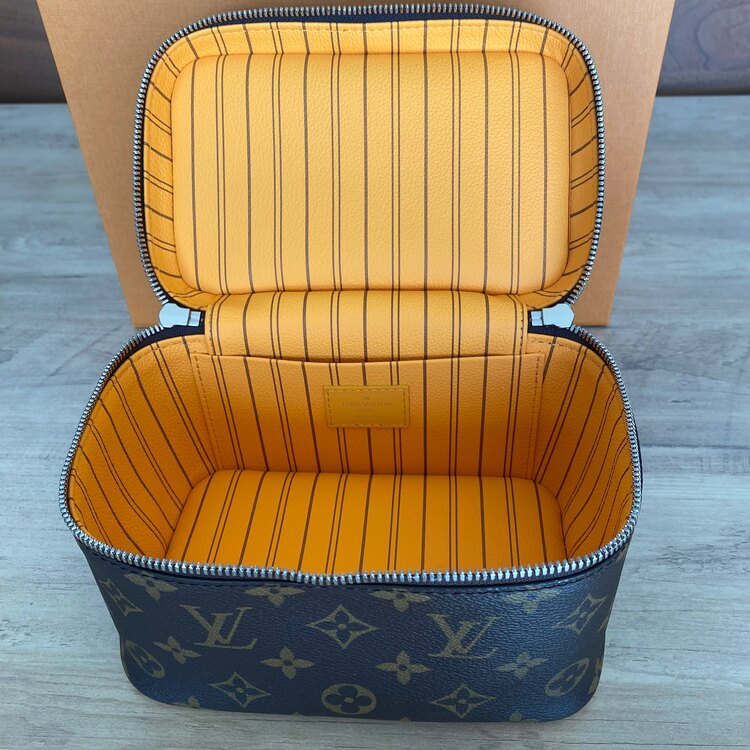 バニティニースミニ（ブランドバッグ）の商品画像 - 査定依頼日：2025年2月20日 - 最高査定価格：125,000円