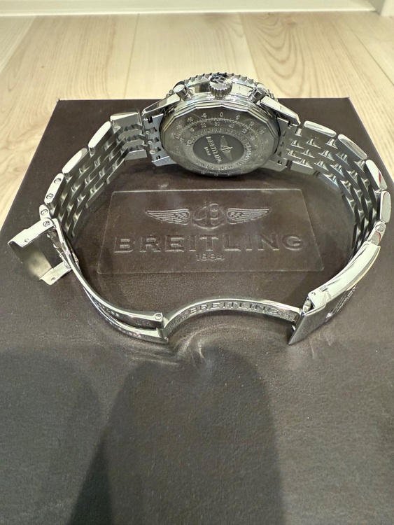 ブライトリング ナビタイマー A022B01n（高級時計）の商品画像 - 査定依頼日：2025年11月25日 - 最高査定価格：550,000円