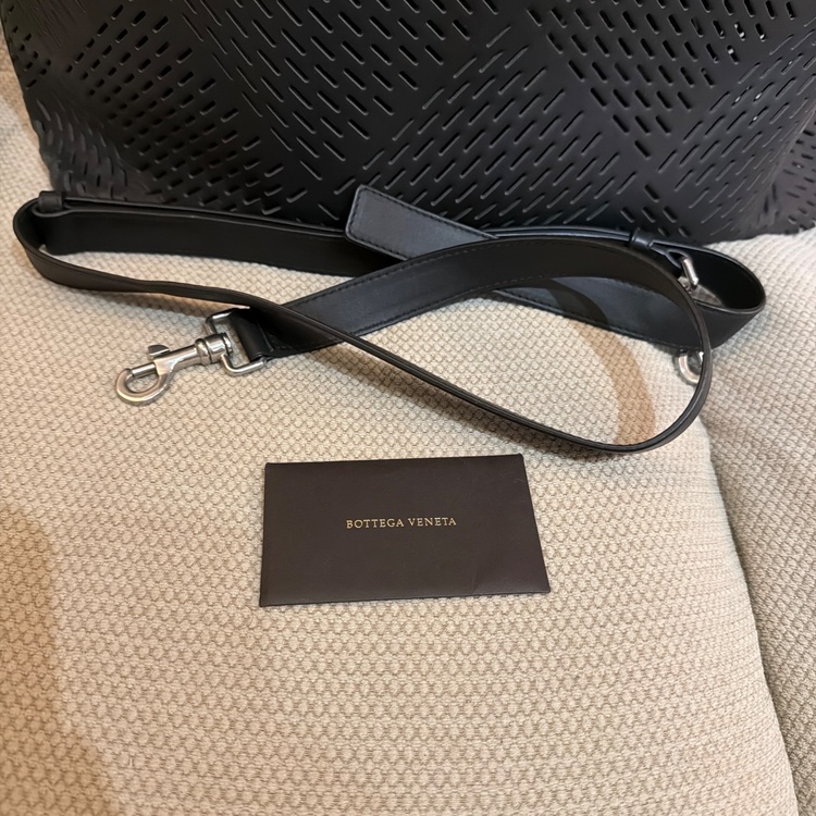 BOTTEGA VENETA ブラック レザートートバッグ パーフォレーテッド（ブランドバッグ）の商品画像 - 査定依頼日：2026年9月28日 - 最高査定価格：90,000円