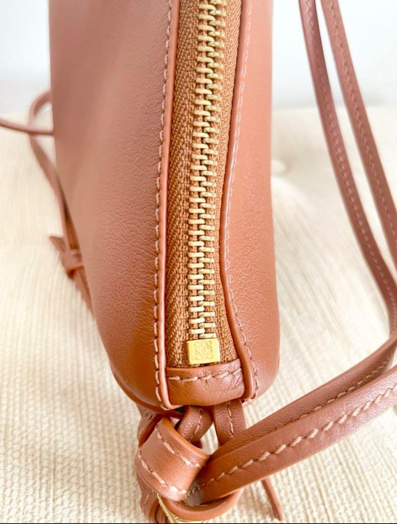 LOEWE HAMMOCK HOBO MINI 　TAN　AS38G13X01（ブランドバッグ）の商品画像 - 査定依頼日：2025年9月27日 - 最高査定価格：130,000円