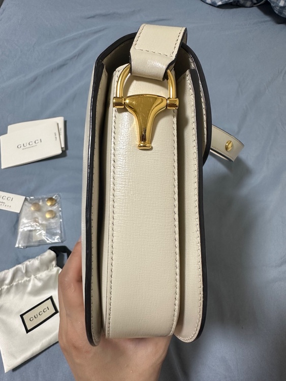 GUCCI ホースビット 1955 ミディアム ショルダーバッグです。 カラー：ベージュ系 保存袋、箱はありません。 状態については写真をご確認ください。 できるだけ高く買い取っていただける店舗を希望（ブランドバッグ）の商品画像 - 査定依頼日：2026年9月14日 - 最高査定価格：150,000円