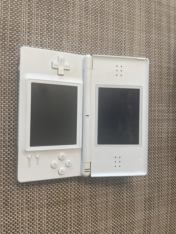 DS本体の白（ゲーム機本体・ゲームソフト）の商品画像 - 査定依頼日：2022年2月15日 - 最高査定価格：500円