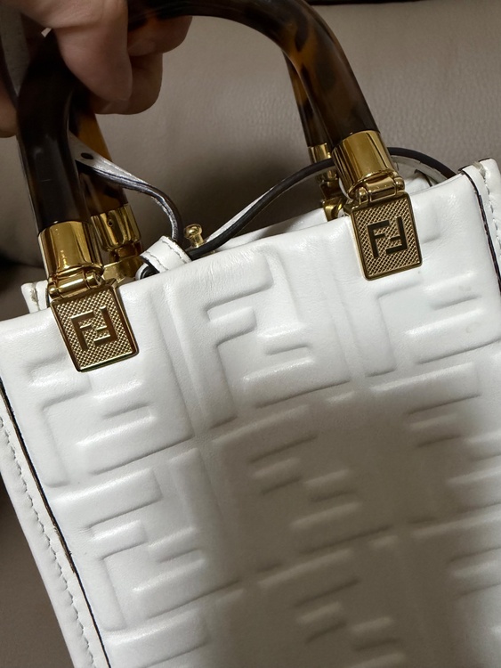 （FENDI）のサンシャイン ショッパー ミニ型番：8BS051（ブランドバッグ）の商品画像 - 査定依頼日：2026年9月3日 - 最高査定価格：80,000円