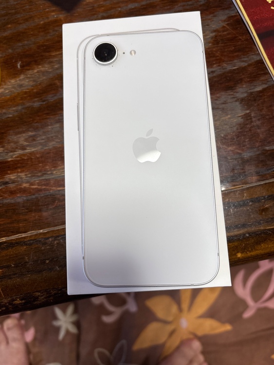 iPhone iPhone 16e 128GB 楽天モバイル（スマホ）の商品画像 - 査定依頼日：2026年7月18日 - 最高査定価格：62,000円