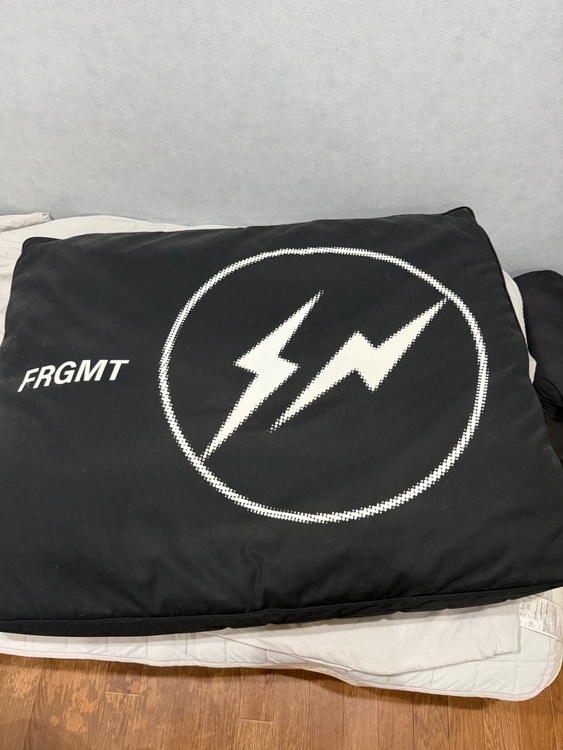 Gallery1950 x fragment design フロア クッション カラーブラック（家具・寝具）の商品画像 - 査定依頼日：2026年9月14日 - 最高査定価格：100,000円