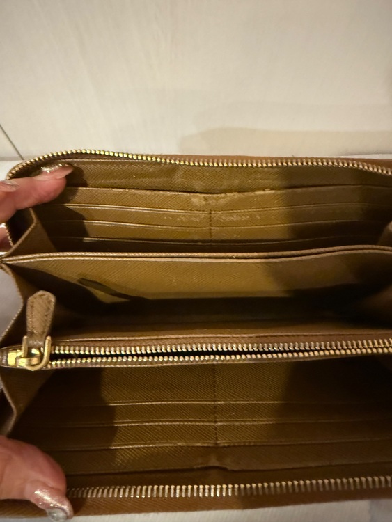 SAFFIANO METAL ZIP AROUND WALLET型番1ML506（ブランド財布・小物）の商品画像 - 査定依頼日：2025年10月7日 - 最高査定価格：100,000円