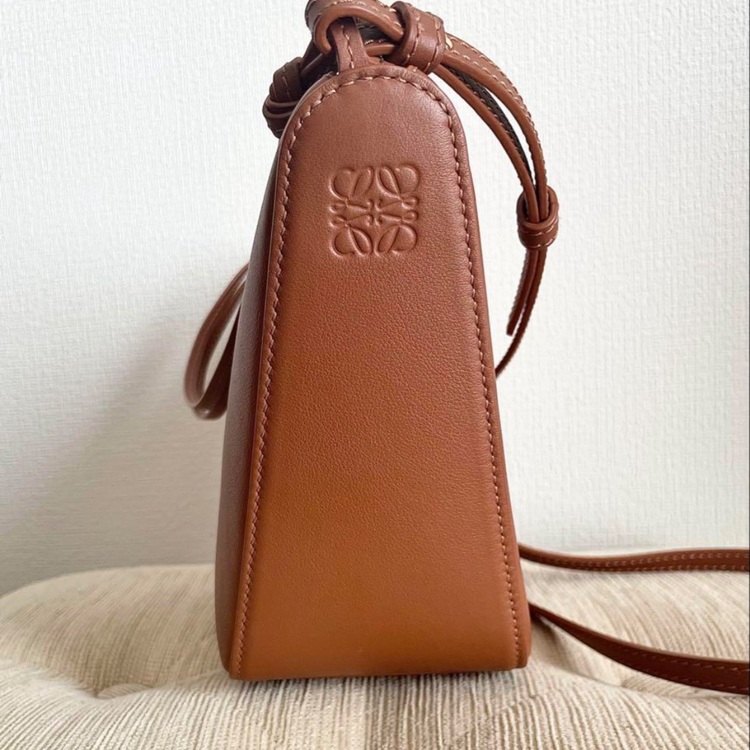 LOEWE HAMMOCK HOBO MINI 　TAN　AS38G13X01（ブランドバッグ）の商品画像 - 査定依頼日：2025年9月27日 - 最高査定価格：130,000円