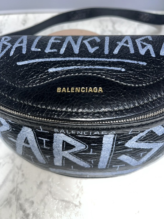 バレンシアガ グラフィティ「PARIS」ベルトバッグ（ブランドバッグ）の商品画像 - 査定依頼日：2026年9月25日 - 最高査定価格：60,000円