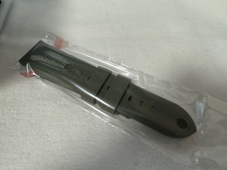 ルミノールマリーナチタニオPAM03325グリーンサンブラッシュダイヤル（高級時計）の商品画像 - 査定依頼日：2025年8月10日 - 最高査定価格：1,200,000円