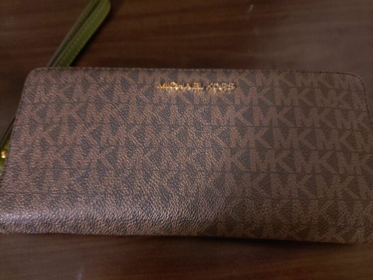 マイケルコース長財布（古着・ファッション）の商品画像 - 査定依頼日：2025年9月18日 - 最高査定価格：2,200円