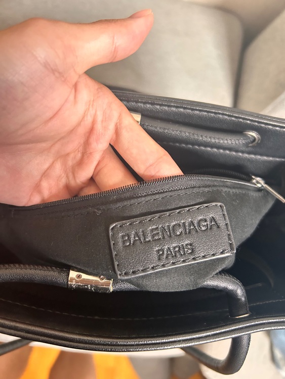 バレンシアガ  （ブランドバッグ）の商品画像 - 査定依頼日：2025年11月2日 - 最高査定価格：30,000円